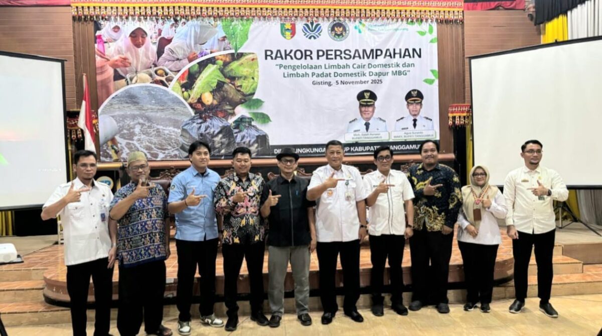 Foto bersama usai rapat koordinasi persampahan Kabupaten Tanggamus di Serumpun Padi, Gisting, Rabu 5 November 2025 | Yuliar/Media Prioritastv.com.