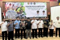 Foto bersama usai rapat koordinasi persampahan Kabupaten Tanggamus di Serumpun Padi, Gisting, Rabu 5 November 2025 | Yuliar/Media Prioritastv.com.