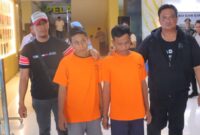 Kedua tersangka pencurian ECU mobil saat digelandang polisi menuju lokasi konferensi pers di Mapolresta Bandar Lampung, Kamis 6 November 2025 | Erwin/Media Prioritastv.com.