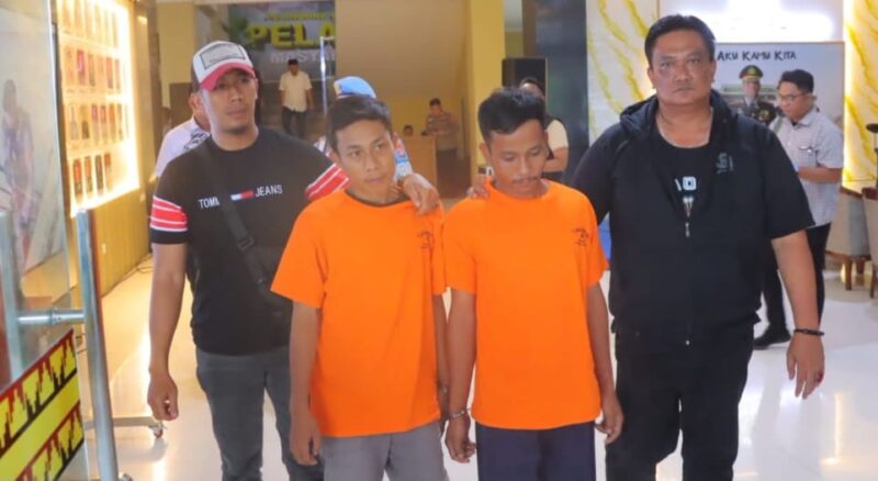 Kedua tersangka pencurian ECU mobil saat digelandang polisi menuju lokasi konferensi pers di Mapolresta Bandar Lampung, Kamis 6 November 2025 | Erwin/Media Prioritastv.com.