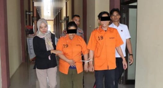 Kedua tersangka penyalahgunaan Narkoba di Pagelaran, Pringsewu saat digelandang ke sel tahanan, Kamis 6 November 2025 | Dok. Humas Polres Pringsewu.