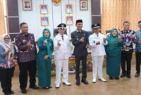 Foto bersama Wabup Tanggamus usai melantik Pj. Kakon Tegineneng, Limau dan Pj. Kakon Banjarmanis Gisting, Jumat 7 November 2025.