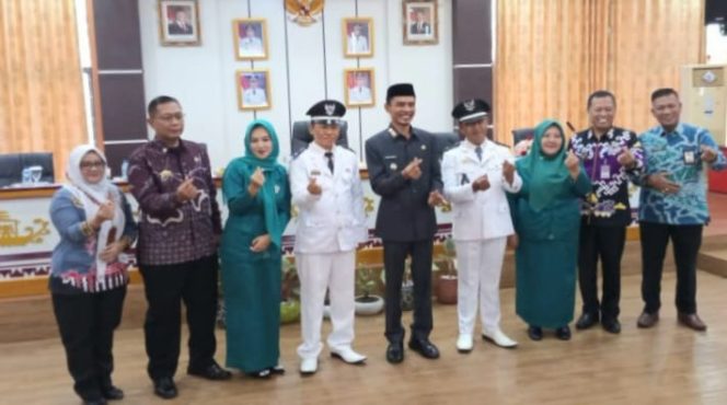 Foto bersama Wabup Tanggamus usai melantik Pj. Kakon Tegineneng, Limau dan Pj. Kakon Banjarmanis Gisting, Jumat 7 November 2025.