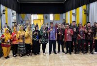 Asisten Bidang Ekonomi dan Pembangunan Setdakab Tanggamus, Hendra Wijaya Mega mewakili Bupati Tanggamus saat foto bersama dengan peserta pelatihan di Aula Serumpun Padi, Kecamatan Gisting, Jumat (7/11/2025) | Yuliar/Media Prioritastv.com.