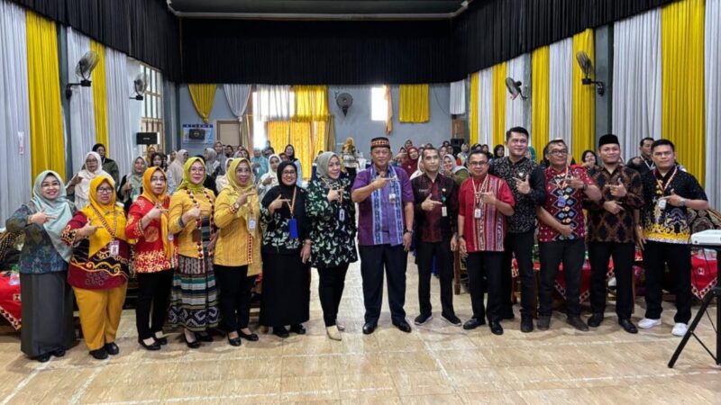 Asisten Bidang Ekonomi dan Pembangunan Setdakab Tanggamus, Hendra Wijaya Mega mewakili Bupati Tanggamus saat foto bersama dengan peserta pelatihan di Aula Serumpun Padi, Kecamatan Gisting, Jumat (7/11/2025) | Yuliar/Media Prioritastv.com.