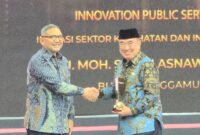 Bupati Tanggamus Drs. H. Moh. Saleh Asnawi, M.A., M.H. saat menerim menerima penghargaan bergengsi “Inovasi Membangun Negeri 2025” dari tvOne, Jumat 7 November 2025 | Dok. Pemkab Tanggamus.