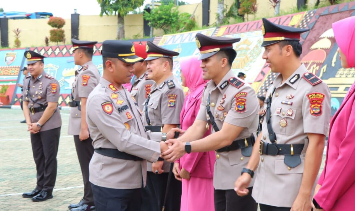 Kapolres Tanggamus AKBP Rahmad Sujatmiko saat memberikan ucapan selamat kepada Iptu Alfiyan Almasruri Ali sebagai Kapolsek Talang Padang, Sabtu 8 November 2025 | Asrul/Media Prioritastv.com.