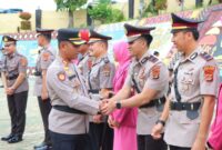 Kapolres Tanggamus AKBP Rahmad Sujatmiko saat memberikan ucapan selamat kepada Iptu Alfiyan Almasruri Ali sebagai Kapolsek Talang Padang, Sabtu 8 November 2025 | Asrul/Media Prioritastv.com.