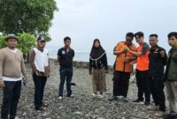 Anggota DPRD Tanggamus H. Tahang, di dampingi Lurah Pasar Madang, petugas Syahbandar Benny Ciptawan, pengawas Prikanan M. Ridwan dan BPBD Tanggamus saat meninjau wilayah terdampak bencana banjir rob di lingkungan Kapuran Kelurahan Pasar Madang, Sabtu 8 November 2025 | Herdi/Media Prioritastv.com.