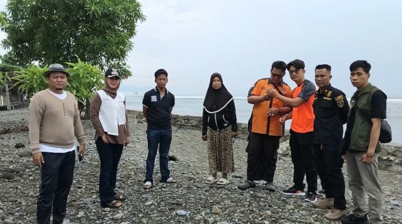 Anggota DPRD Tanggamus H. Tahang, di dampingi Lurah Pasar Madang, petugas Syahbandar Benny Ciptawan, pengawas Prikanan M. Ridwan dan BPBD Tanggamus saat meninjau wilayah terdampak bencana banjir rob di lingkungan Kapuran Kelurahan Pasar Madang, Sabtu 8 November 2025 | Herdi/Media Prioritastv.com.