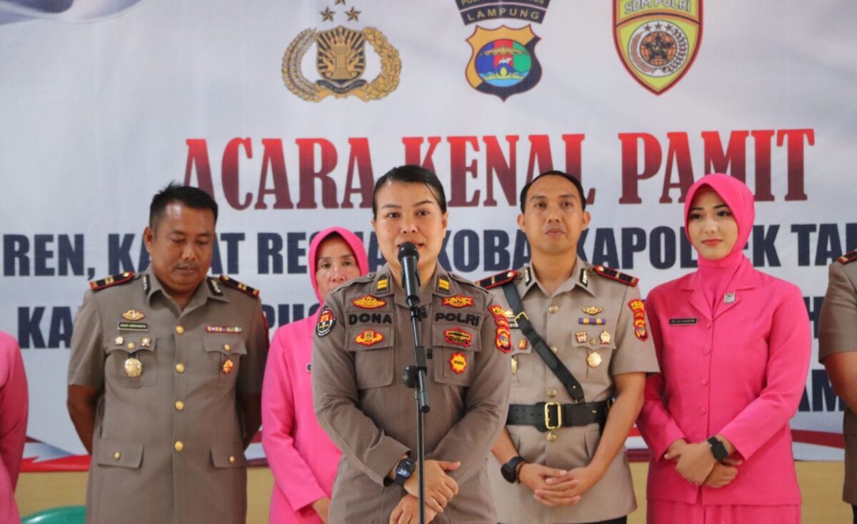 Kasi Humas Polres Tanggamus Iptu Primadona Laila saat memberikan sambutan dalam kenal pamit pejabt baru dan pejabat lama di Aula Paramasatwika, Sabtu 8 November 2025 | Asrul Ariski/Media Prioritastv.com.