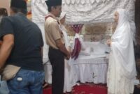 Wabup Tanggamus Agus Suranto saat takziah di rumah duka Idham Khalid, mantan Kadis PMD dan tokoh adat Kota Agung Timur, Sabtu 8 November 2025 | Dok. Zahiri/Media Prioritastv.
com.