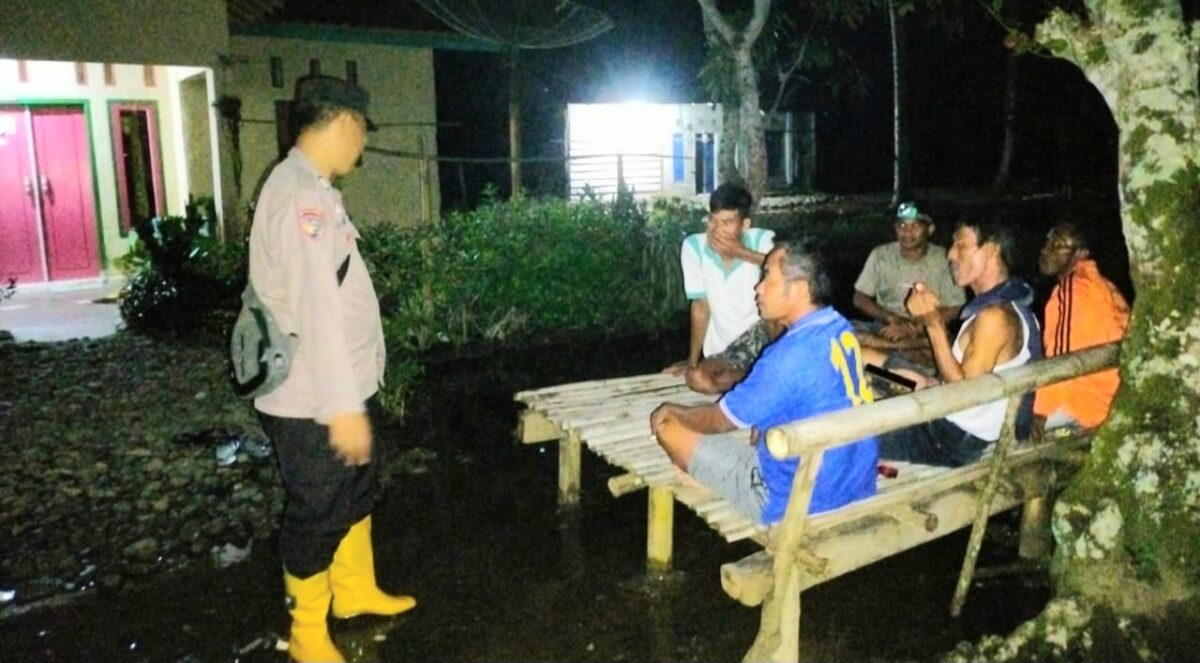 Anggota Polsek Pematang Sawa Tanggamus saat patroli pesisir dan menanyakan kondisi banjir rob, Jumat 7 November 2025, malam | Dok. Humas Polres Tanggamus.