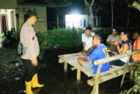 Anggota Polsek Pematang Sawa Tanggamus saat patroli pesisir dan menanyakan kondisi banjir rob, Jumat 7 November 2025, malam | Dok. Humas Polres Tanggamus.