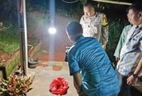 Polisi saat mendatangi TKP penemuan bayi di dekat kandang sapi di Desa Bojong Barat, Kotabumi, Lampung Utara, Sabtu 1 November 2025, lalu | Dok. Humas Polda Lampung.