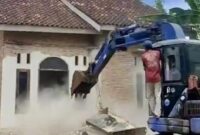Eskavator saat melakukan perobohan rumah TKW di Braja Mulya, Braja Selebah, Lampung Timur, Kamis 6 November 2025 | Dok. Warga/Media Prioritastv.com.