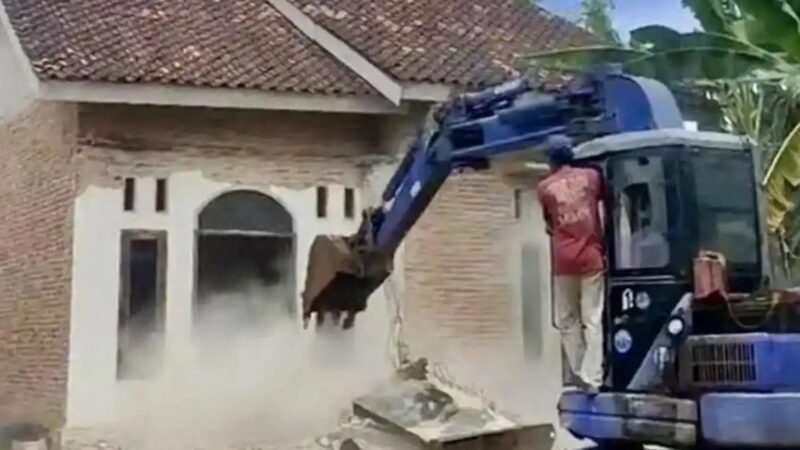 Eskavator saat melakukan perobohan rumah TKW di Braja Mulya, Braja Selebah, Lampung Timur, Kamis 6 November 2025 | Dok. Warga/Media Prioritastv.com.