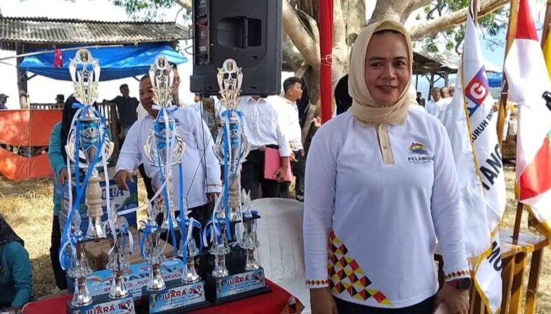 Lurah Pasar Madang, Kota Agung, Tanggamus Mega Sari saat memberikan apresiasi atas pengukuhan pengurus Pelangi Tanggamus di Dermaga Batu Balai, Limau, Minggu 9 November 2025 | Herdi/Media Prioritastv.com.