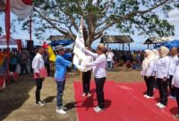 Sekretaris Persatuan Pelayang Indonesia Provinsi Lampung Aris Priyono menyerahkan bendera Organisasi Pelangi kepada Ketua Pelangi Kabupaten Tanggamus H. Tahang di pantai Darmaga Batu Balai Pokon Ketapang, Limau, Minggu 9 November 2025 | Herdi Media Prioritastv.com.
