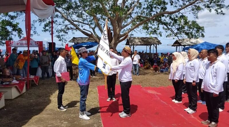 Sekretaris Persatuan Pelayang Indonesia Provinsi Lampung Aris Priyono menyerahkan bendera Organisasi Pelangi kepada Ketua Pelangi Kabupaten Tanggamus H. Tahang di pantai Darmaga Batu Balai Pokon Ketapang, Limau, Minggu 9 November 2025 | Herdi Media Prioritastv.com.