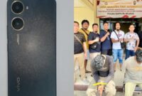 Kolase foto handphone yang dipakai memperdayai korban via WhatsApp dan kedua tersangka yang ditangkap polisi, Jumat 7 November 2025 | Dok. Humas Polres Tulang Bawang.