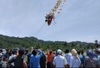 Wakil Bupati Tanggamus Agus Suranto bersama pengurus Pelangi Tanggamus saat menerbangkan layang layang jenis barongsai di Darmaga Batu Balai Pekon Ketapang Kecamatan Limau, Minggu (9/11/2025 | Herdi Media/Prioritastv.com.