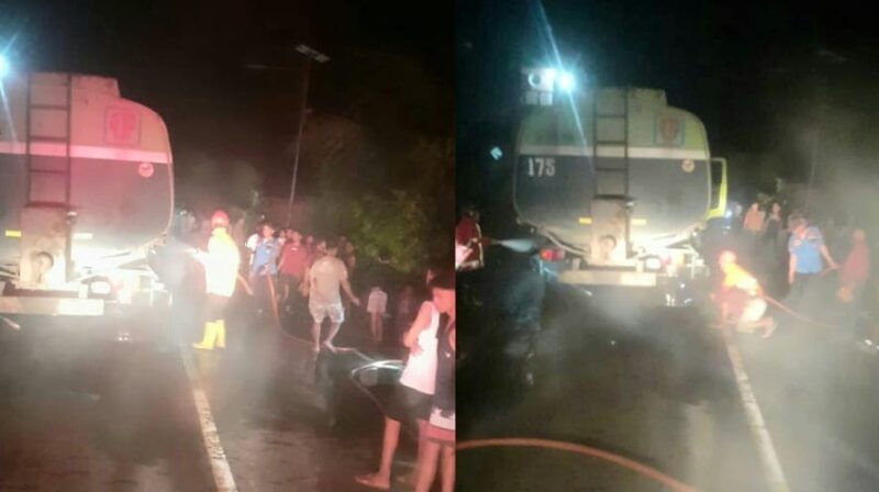 Kolase foto saat petugas Damkarmat berjibaku memadamkan api di bagian belakang truk di Jalinbar Pekon Balak, Wonosobo, Tanggamus, Minggu 9 November 2025 | Dok. Damkarmat Tanggamus.