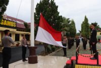 Pengibaran Bendera Merah Putih dalam rangkaian upacara Hari Pahlawan Polres Tanggamus Tahun 2025, Senin 10 November 2025 | Dok. Humas Polres Tanggamus.