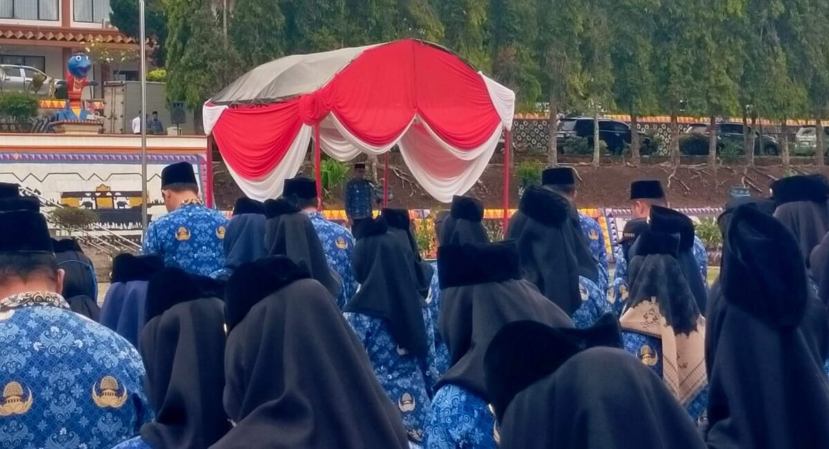 Wabup Bupati Tanggamus Agus Suranto saat memimpin upacara Hari Pahlawan di Lapangan Pemkab setempat, Senin 10 November 2025 | Yuliar/Media Prioritastv.com.