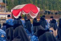 Wabup Bupati Tanggamus Agus Suranto saat memimpin upacara Hari Pahlawan di Lapangan Pemkab setempat, Senin 10  November 2025 | Yuliar/Media Prioritastv.com.