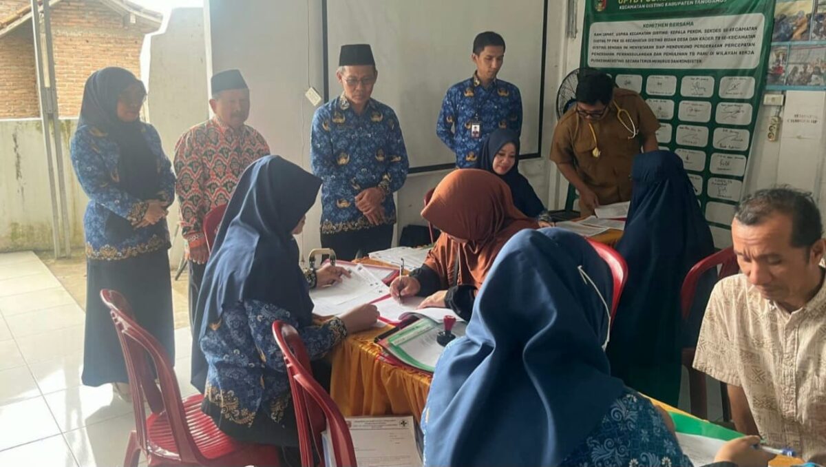 Kepala Seksi PHU Kemenag Tanggamus H. Nursaad saat monitoring pemeriksaan kesehatan calon Jama'ah Haji Tanggamus asal Kecamatan Gisting di PKM Gisting, Senin 10 November 2025 | Herdi/Media Prioritastv.com.