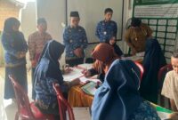 Kepala Seksi PHU Kemenag Tanggamus H. Nursaad saat monitoring pemeriksaan kesehatan calon Jama'ah Haji Tanggamus asal Kecamatan Gisting di PKM Gisting, Senin 10 November 2025 | Herdi/Media Prioritastv.com.