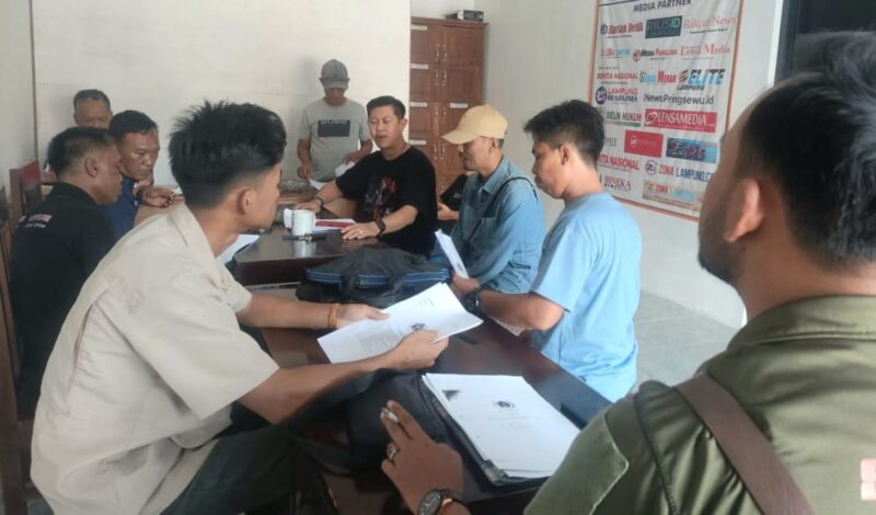 Jelang UKW pada tanggal 15 - 15 mendatang, puluhan wartawan melaksanakan simulasi di Kantor FJI Pringsewu, Senin 10 November 2025 | Samuel/Media Prioritastv.com.