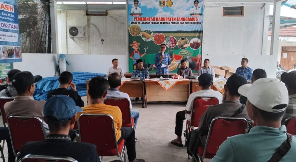 Wakil Bupati Tanggamus Agus Suranto didampingi Wakil Ketua III DPRD Tanggamus Bunyamin serta Plt Kadis KPTPH Herimansyah saat menyampaikan sambutan di hadapan kelompok tani penerima bantuan Alsintan, di Aula Dinas KPTPH Pemkab setempat, Senin (10/11/2025) | Herdi/Media Prioritastv.com.