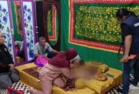 Polisi dan pihak medis saat melakukan pemeriksaan jasad ZL di rumah duka, Senin 10 November 2025, malam  | Dok. Humas Polres Tanggamus.