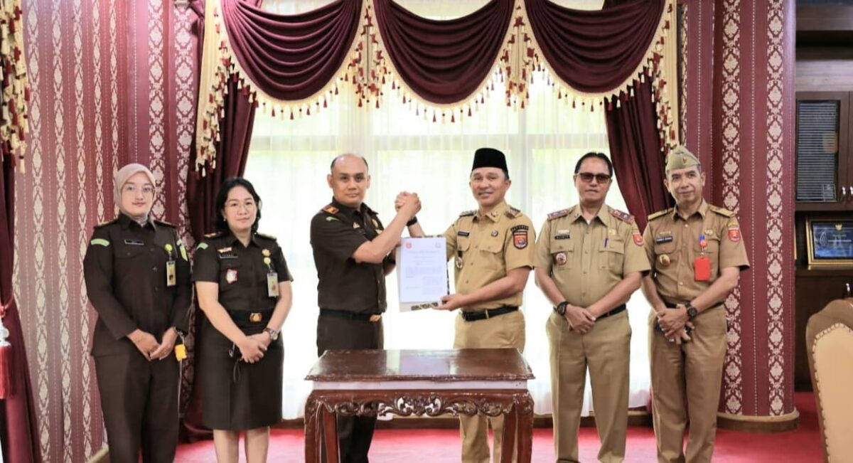Bupati Lampung Barat Parosil Mabsus dan Kepala Kejari Lampung Barat M. Zainur Rochman saat menjukan dokumen hibah, Selasa 11 November 2025 | Dok. Humas Pemkab Lampung Barat.
