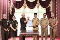 Bupati Lampung Barat Parosil Mabsus dan Kepala Kejari Lampung Barat M. Zainur Rochman saat menjukan dokumen hibah, Selasa 11 November 2025 | Dok. Humas Pemkab Lampung Barat.