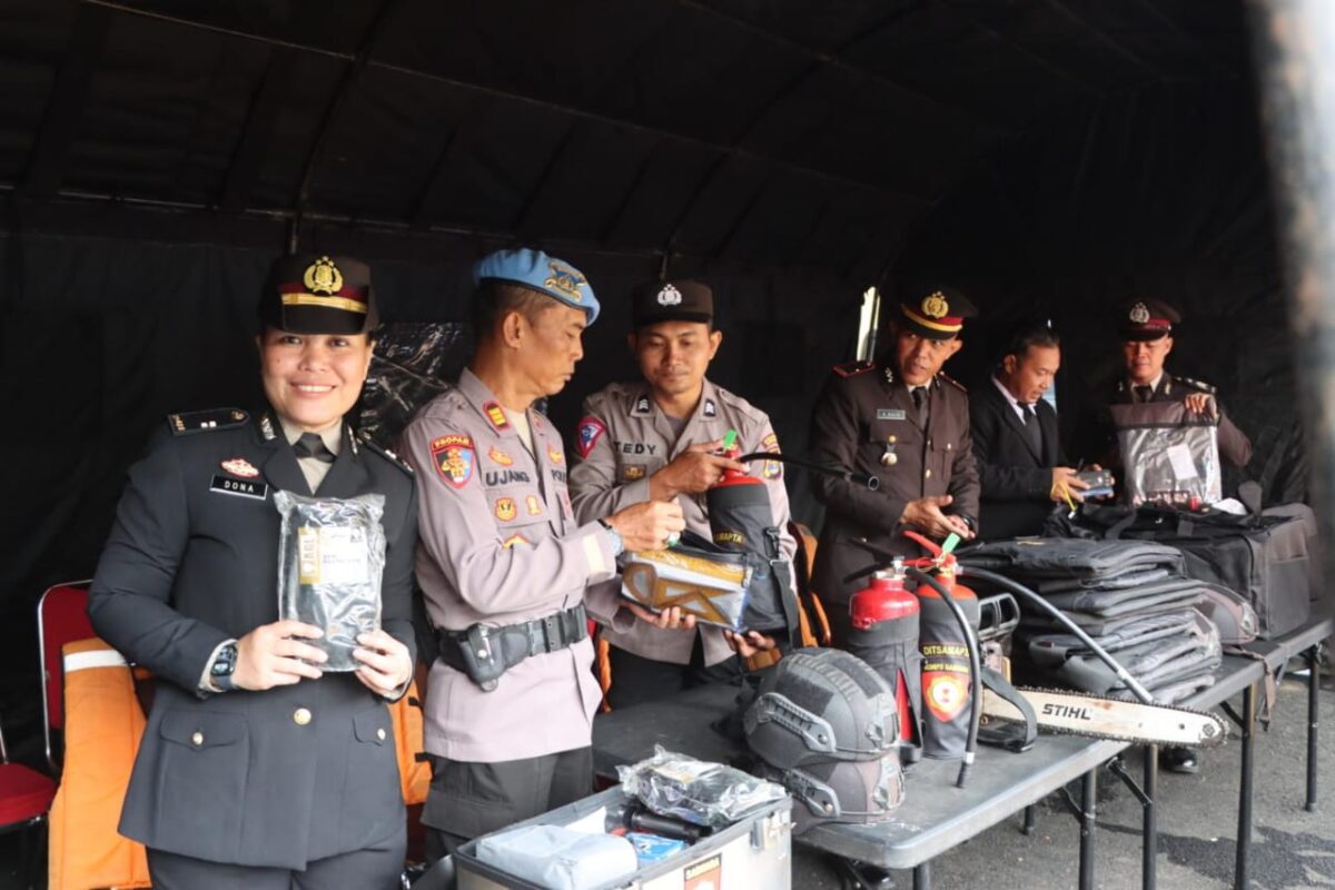 Kasi Humas Polres Tanggamus Iptu Primadona Laila saat memeriksa kesiapan peralatan Posko siaga bencana Polres setempat, Selasa 11 November 2025 | Dok. Humas Polres Tanggamus.