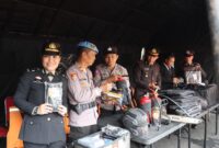 Kasi Humas Polres Tanggamus Iptu Primadona Laila saat memeriksa kesiapan peralatan Posko siaga bencana Polres setempat, Selasa 11 November 2025 | Dok. Humas Polres Tanggamus.