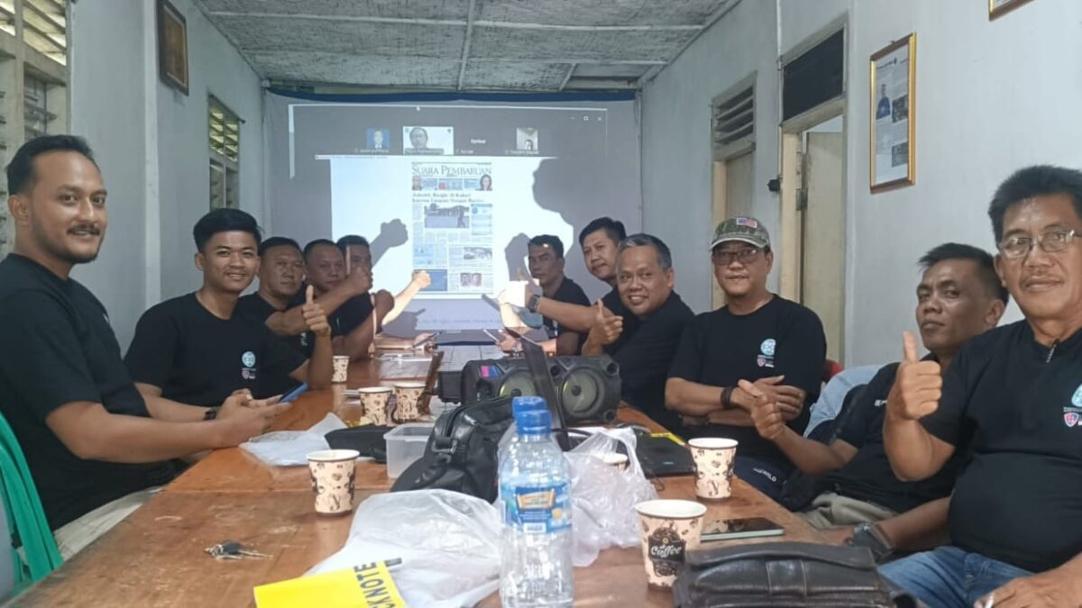 Pelaksanaan Pra UKW Daring yang diikuti para wartawan di kantor FKWKP Pringsewu, Selasa 11 November 2025 | Samuel/Media Prioritastv.com.