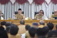 Bupati Lampung Barat Parosil Mabsus saat memberikan arahan kepada seluruh Peratin (Kepala Desa) dan Camat di Aula Kagungan Setdakab Lampung Barat, Selasa (11/11/2025) | Dok. Humas Pemkab Lampung Barat.