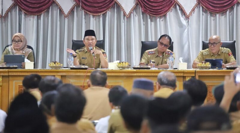 Bupati Lampung Barat Parosil Mabsus saat memberikan arahan kepada seluruh Peratin (Kepala Desa) dan Camat di Aula Kagungan Setdakab Lampung Barat, Selasa (11/11/2025) | Dok. Humas Pemkab Lampung Barat.