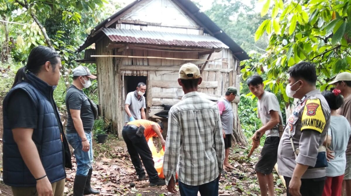 Petugas kepolisian dan warga saat akan evakuasi jenazah korban yang meninggal di Gubuk wilayah Dusun 6 Hampatoh, Pekon Pekonbalak, Wonosobo, Tanggamus, Selasa 11 November 2025, sore | Dok. Ist/Media Prioritastv.com.