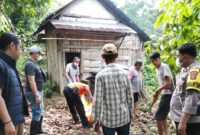 Petugas kepolisian dan warga saat akan evakuasi jenazah korban yang meninggal di Gubuk wilayah Dusun 6 Hampatoh, Pekon Pekonbalak, Wonosobo, Tanggamus, Selasa 11 November 2025, sore | Dok. Ist/Media Prioritastv.com.