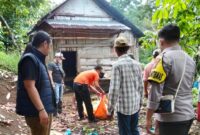 Jasad korban Bastami (70) saat akan dievakuai dengan ditandu menuju rumah duka di Pekon Tanjung Kurung, Wonosobo, Tanggamus, Selasa 11 November 2025 | Dok. Humas Polres Tanggamus.