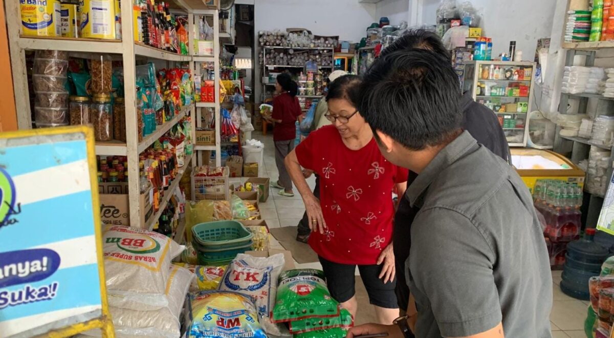 Personil Unit Tipiter Sat Reskrim Polres Tanggamus saat melakukan peninjauan harga bahan pokok di Pasar Kota Agung, Rabu 12 November 2025 | Dok. Humas Polres Tanggamus.