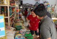 Personil Unit Tipiter Sat Reskrim Polres Tanggamus saat melakukan peninjauan harga bahan pokok di Pasar Kota Agung, Rabu 12 November 2025 | Dok. Humas Polres Tanggamus.