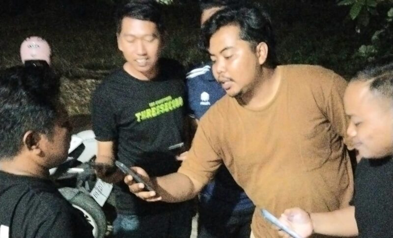 Para calon peserta UKW saat melaksanakan wawancara cegat saat simulasi di Villa Residence 2, Pandansurat, Sukoharjo, Pringsewu, Rabu 12 November 2025, malam | Dok. DPP FWK.