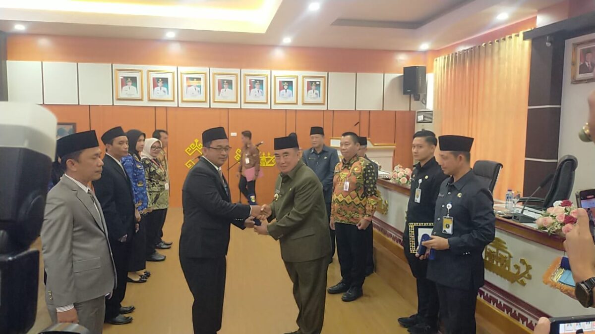 Bupati Tanggamus Hi. Moh. Saleh Asnawi saat memberikan selamat kepada Kadis PUPR Belli Palupi di Aula Pemkab setempat, Kamis 13 November 2025 | Herdi/Media Prioritastv.com.