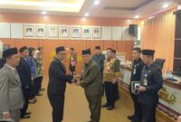 Bupati Tanggamus Hi. Moh. Saleh Asnawi saat memberikan selamat kepada Kadis PUPR Belli Palupi di Aula Pemkab setempat, Kamis 13 November 2025 | Herdi/Media Prioritastv.com. 